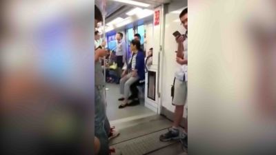 Video : मेट्रो में जगह ना मिलने पर जब अनजान शख्स की गोद में जा बैठी ये महिला