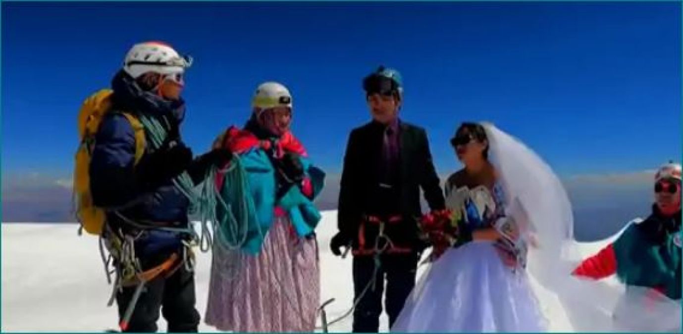 तीन दिन पर्वत पर की चढ़ाई और फिर कपल ने रचाई शादी