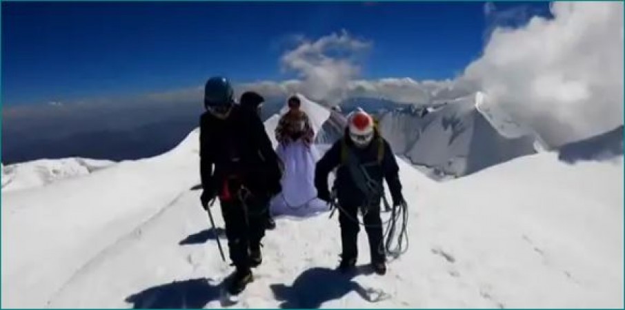 तीन दिन पर्वत पर की चढ़ाई और फिर कपल ने रचाई शादी