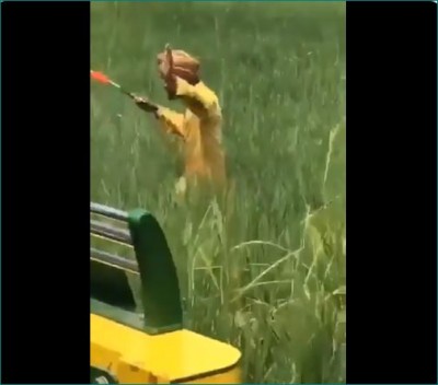 जब काम करते-करते नाचने लगा किसान, वीडियो हो रहा वायरल