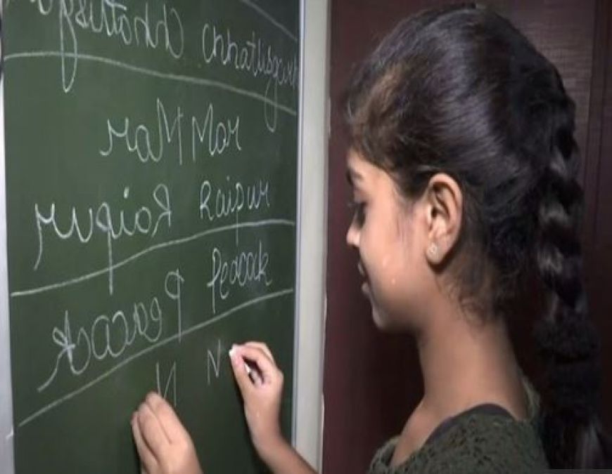 Video : 'वीरू सहस्त्र बुद्धि' की तरह ही दोनों हाथ से लिख सकती है ये बच्ची
