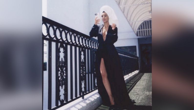 ब्लैक फ्रंट कट ड्रेस में सेक्सी लुक दे रही हैं Kim Kardashian