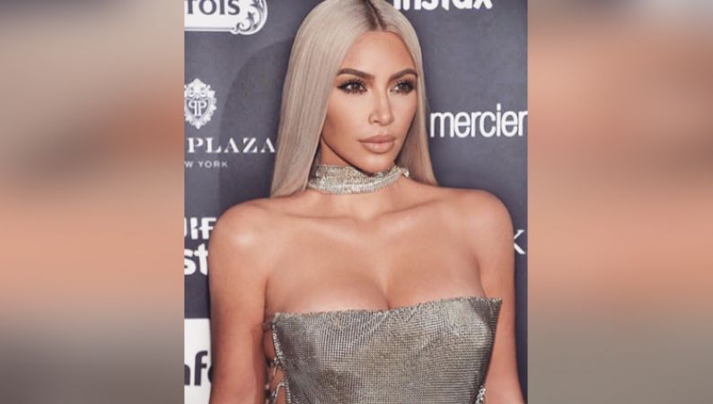 ब्लैक फ्रंट कट ड्रेस में सेक्सी लुक दे रही हैं Kim Kardashian