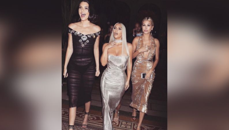 ब्लैक फ्रंट कट ड्रेस में सेक्सी लुक दे रही हैं Kim Kardashian