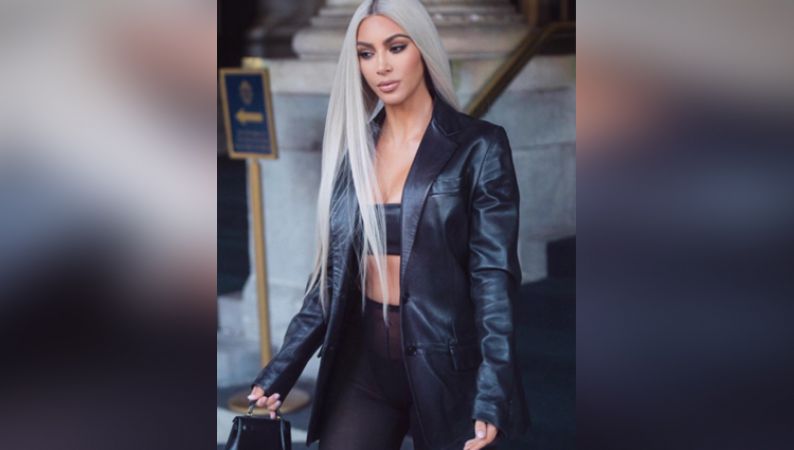 ब्लैक फ्रंट कट ड्रेस में सेक्सी लुक दे रही हैं Kim Kardashian