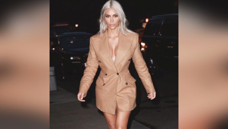 ब्लैक फ्रंट कट ड्रेस में सेक्सी लुक दे रही हैं Kim Kardashian