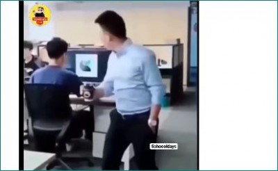 Employee was playing a game while working in the office the boss looked at him, video viral