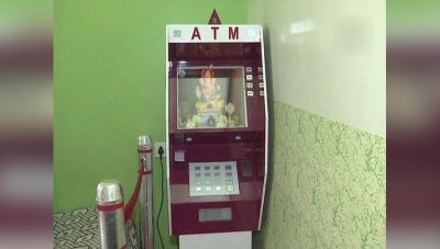 इस ATM मशीन में कार्ड डालने पर पैसे नहीं बल्कि निकलता है मोदक