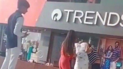 Video Viral: Two girls Fought in shopping mall over boyfriend