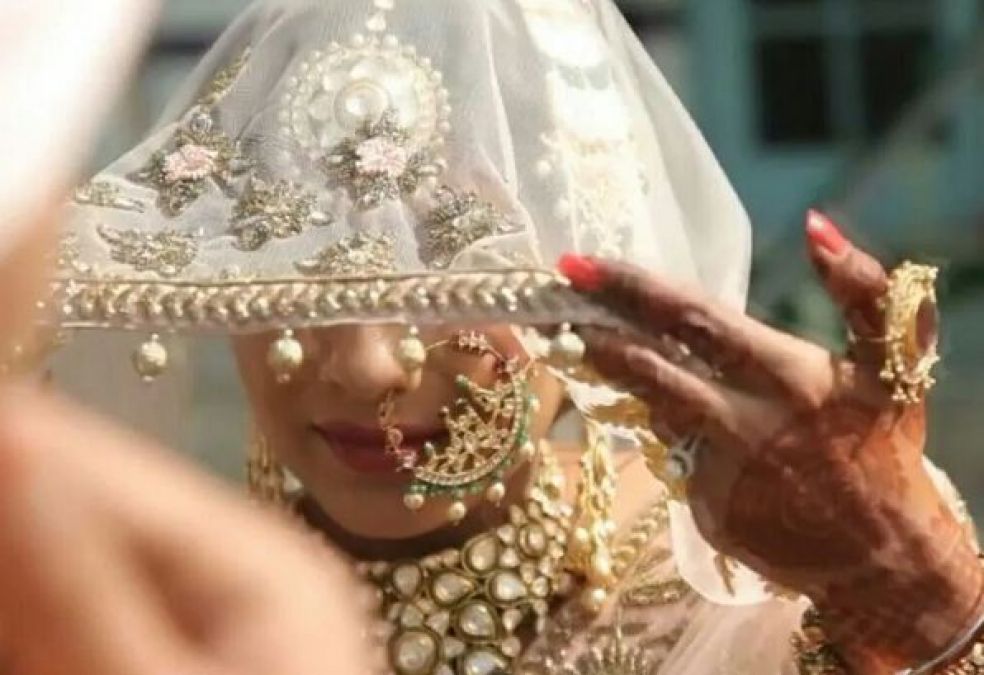 OMG: Girl marries herself, invites guests and wore a diamond ring in front of the guests