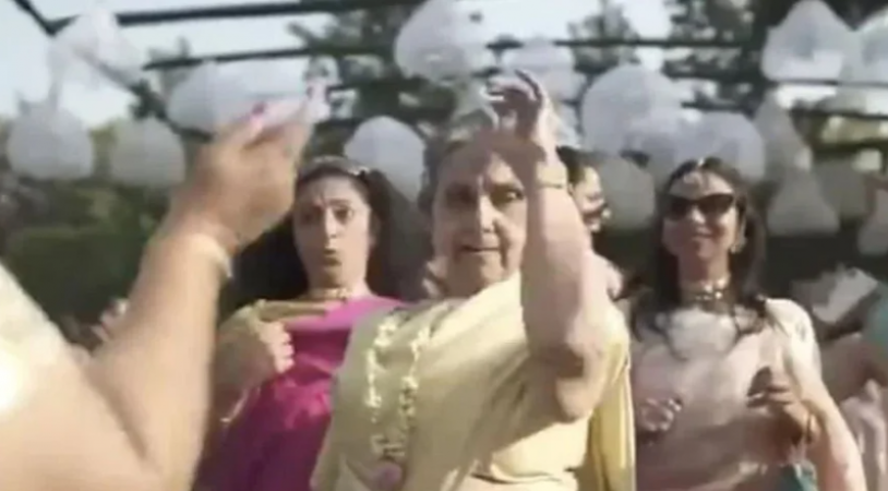 Brides Grandma tremendous dance to Aamir Khan's song 'Khambe Jaisi Khadi Hai'
