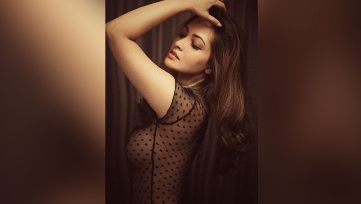 See Riya Sen's sexy pictures on her birthday