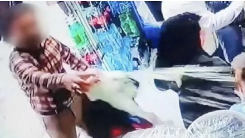 'हिजाब नहीं पहना, तो कड़ी कार्रवाई होगी..', ईरान में खुले सिर घूम रही माँ-बेटी गिरफ्तार, Video
