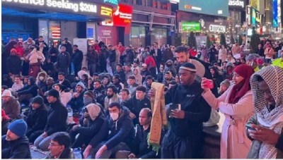 पहली बार Times Square पर सैड़कों मुस्लिमों ने पढ़ी नमाज़, दुनिया को बताना चाहते थे- 'इस्लाम अमनपसंद है...'
