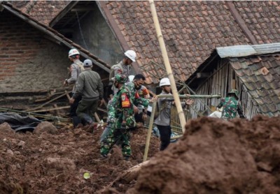 Indonesia landslide killed 128 so far, 72 missing