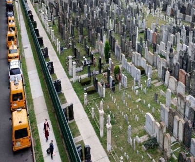 न्यूयॉर्क में बढ़ी कोरोना की मार तो कम पड़ गए कब्रिस्तान