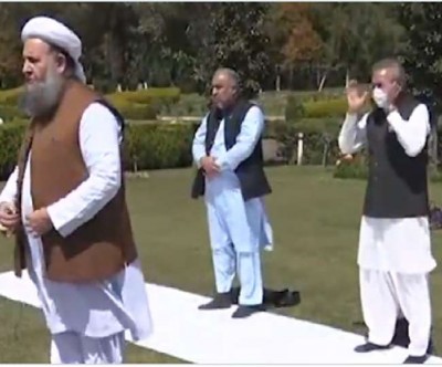 President of Pakistan flouted rules of lockdown, gives prayers in crowd