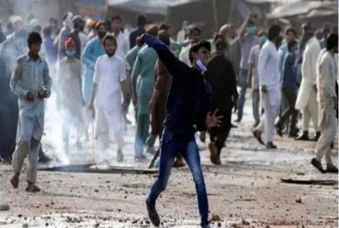 Pakistan burns in radicalization fire, 7 killed, 300 injured so far