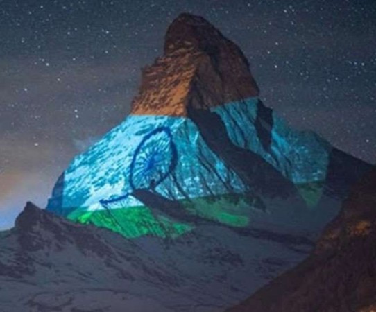 स्विटजरलैंड का यह पर्वत है तिरंगे जितना रोशन, कोरोना से लड़ने का देता है  संदेश
