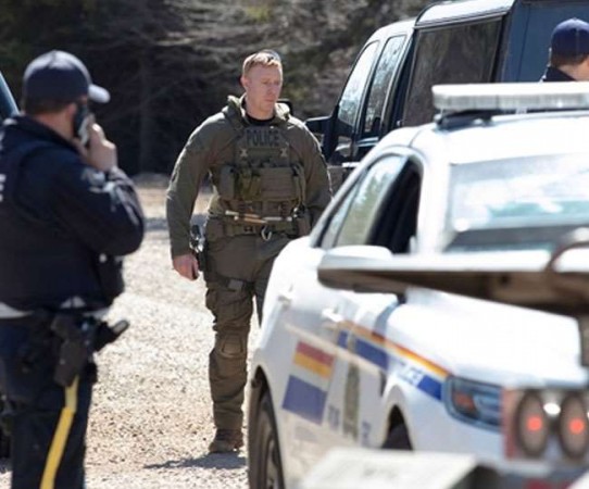 Canada: Accused wearing police uniform fire bullets