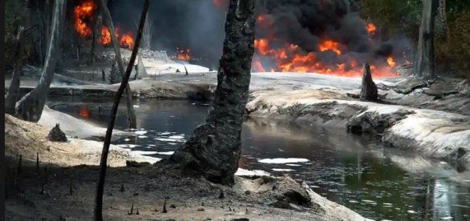 Explosion at oil refinery kills more than 100 people