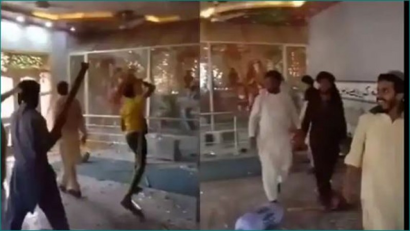 VIDEO: मंदिर में घुसी मुसलमानों की भीड़ ने लगा दी आग और तोड़ डाली मूर्तियां, देखती रह गई पुलिस
