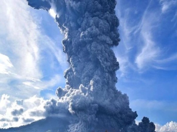 इंडोनेशिया में ज्वालामुखी के फटने से छाया अँधेरा