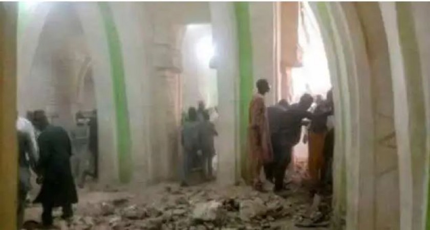 जुम्मे की नमाज़ के दौरान ढह गई मस्जिद, 7 लोगों की मौके पर मौत, 23 लोग घायल