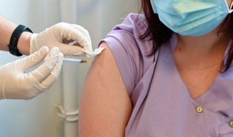 अमेरिका में कोरोना वैक्सीन की 'बूस्टर डोज़' को मिली मंजूरी, इन लोगों को लगाया जाएगा टीका