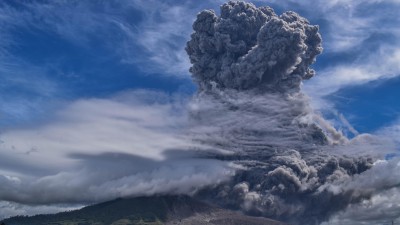 इंडोनेशिया : ज्वालामुखी में हुआ जबरदस्त धमाका, 2 किलोमीटर तक उड़ी राख