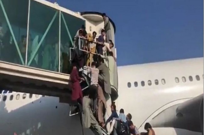 Video: अफ़ग़ानिस्तान में मची 'देश छोड़कर भागने' की होड़, काबुल एयरपोर्ट पर मची भगदड़