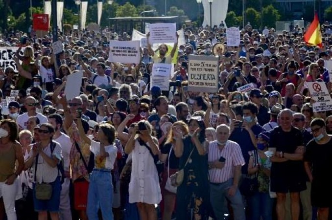 मास्क पहनने के विरुद्ध स्पेन में लोगों ने शुरू किया प्रदर्शन