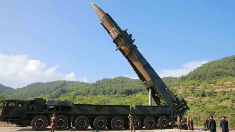 उत्तर कोरिया बना 60 परमाणु बम का मालिक, अमेरिका पर दाग सकता है गोले
