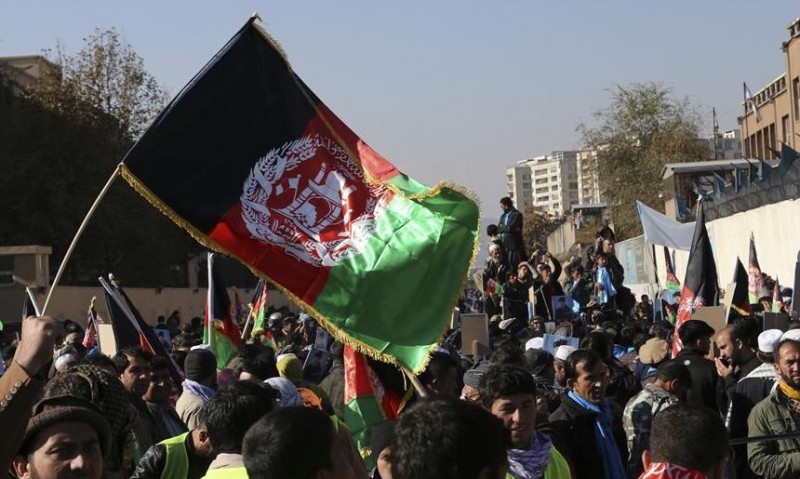 Video: अफगानिस्तान में तालिबान के खिलाफ सड़कों पर उतरे लोग, आतंकियों का झंडा उतारा