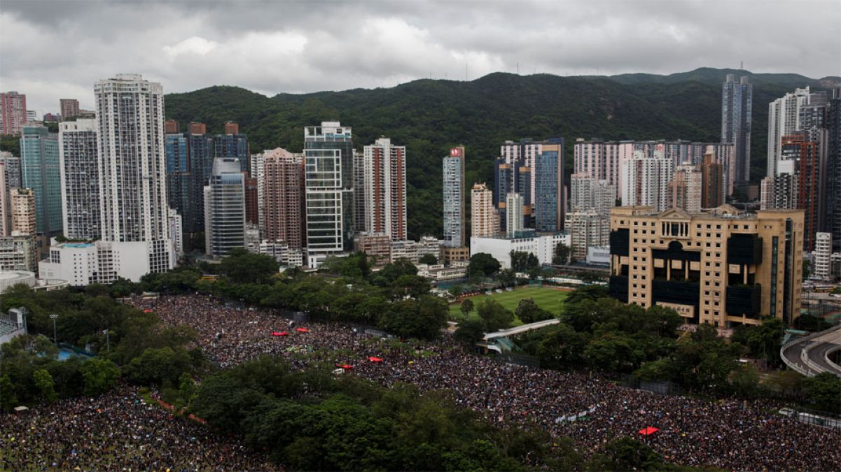 हांगकांग के प्रदर्शन को कैसे रोक पाएगा चीन, एक लाख से अधिक प्रदर्शनकारी सड़कों पर उतरे