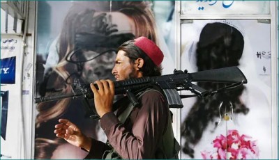 महिलाओं के लिए अब भी सख्त तालिबान, स्‍प्रे करके 'छिपाई' जा रहीं तस्वीरें