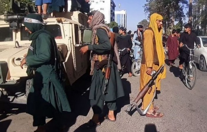 'जीन्स पहनना इस्लाम का अपमान..', कहकर बीच सड़क पर लोगों को कोड़े मार रहा तालिबान