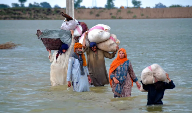 पाकिस्तान: बाढ़ की चपेट में आकर 1000 से अधिक लोगों की मौत, हज़ारों लोग बेघर