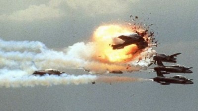 एयरशो के दौरान आसमान में टकरा गए 3 फाइटर जेट, दर्शकों पर बरसी आग...70 की मौत