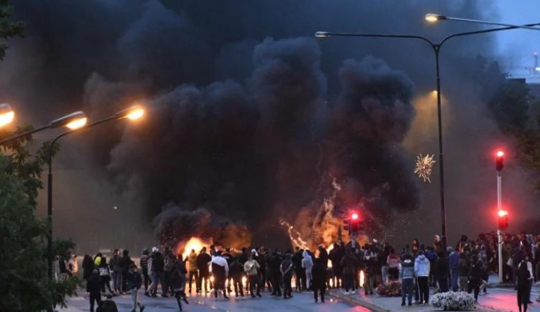 'क़ुरान शरीफ' की प्रति जलाने पर भड़का दंगा, प्रदर्शनकारियों ने पुलिस पर बरसाए पत्थर
