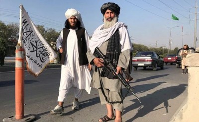 बन्दूक के दमपर पत्रकारों से जबरन अपनी तारीफ करवा रहा तालिबान, वायरल हुआ Video