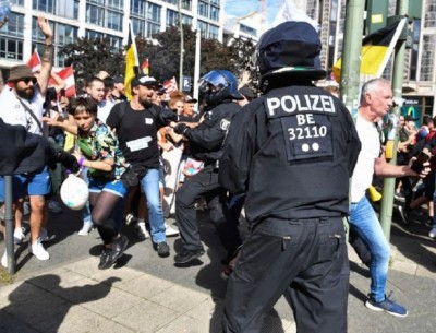 कोरोना पाबंदियों के खिलाफ जर्मनी में सड़कों पर उतरे लोग, जताया विरोध