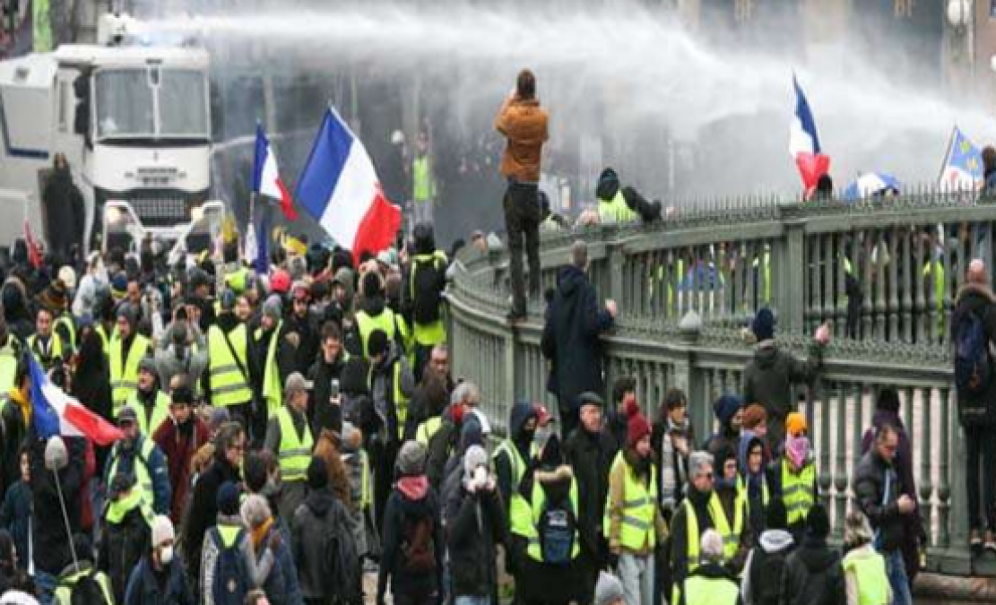 फ्रांस : सड़कों पर उतरा 450,000 कर्मचारियों का हुजूम, पुलिस को काबू पाना हुआ मुश्किल