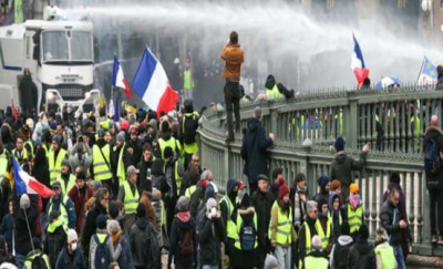 फ्रांस : सड़कों पर उतरा 450,000 कर्मचारियों का हुजूम, पुलिस को काबू पाना हुआ मुश्किल