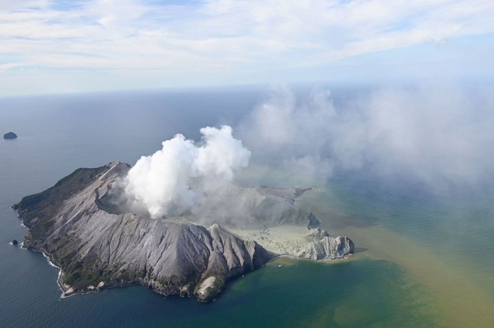 Volcano erupted in New Zealand; More than 100 people in trouble