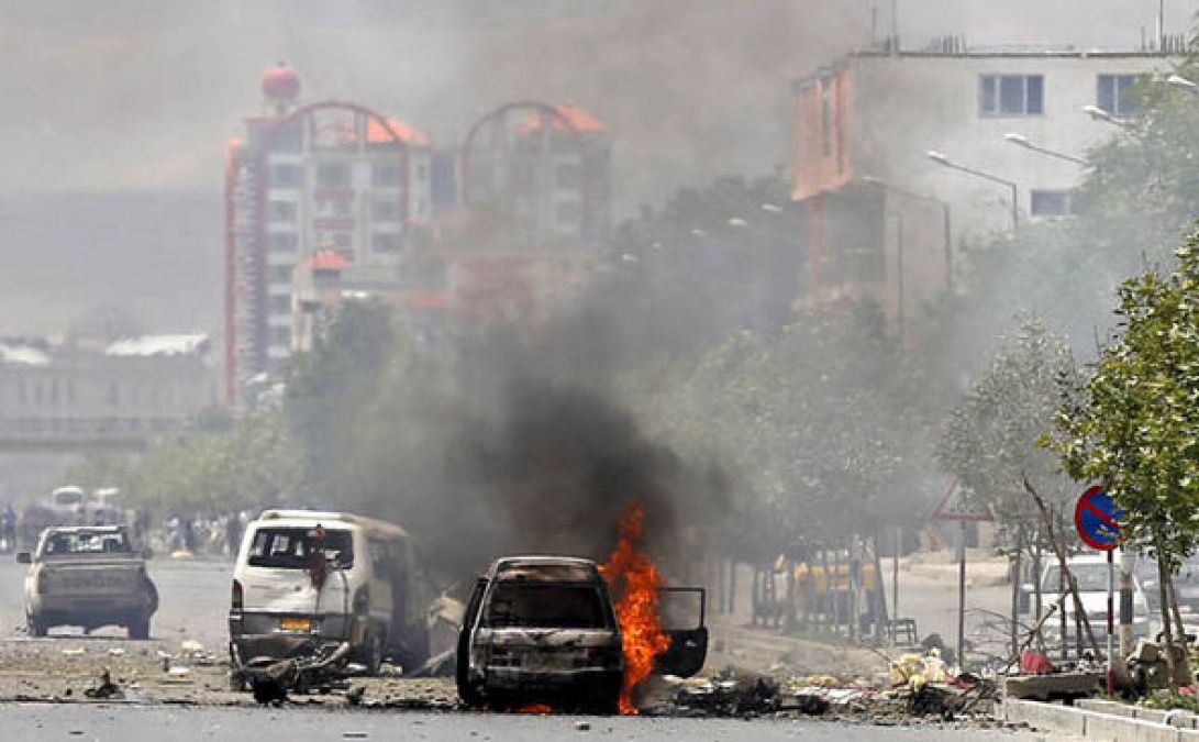 फिदायीन हमलावर ने सुरक्षा नाके में टकरा दी विस्फोटकों से भरी कार, धमाके में 8 जवान शहीद