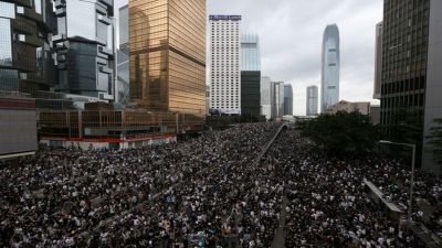 हांगकांग: जुलुस निकालने से पहले ही 11 गिरफ्तार, हथियार और गोलियां जब्त