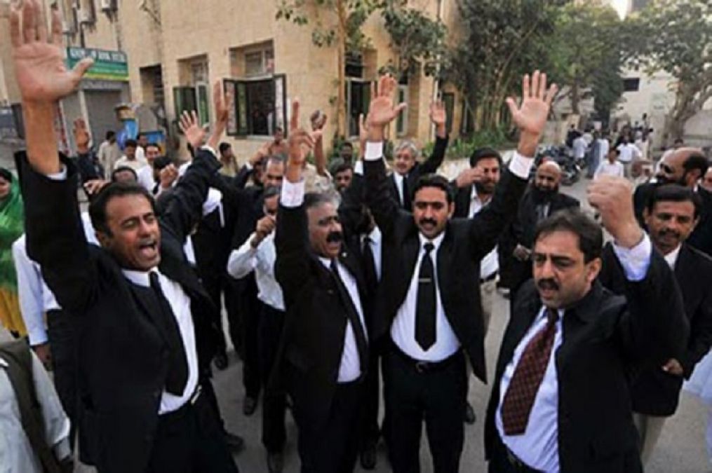 Lahore: Violent demonstration of lawyers outside the hospital, three people died due to lack of timely treatment