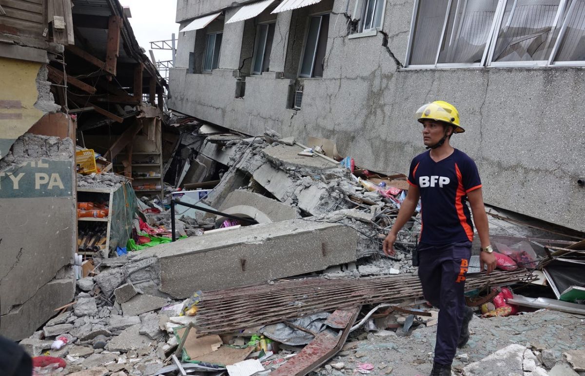 Tremors of earthquake in the Philippines, people flee from homes in panic
