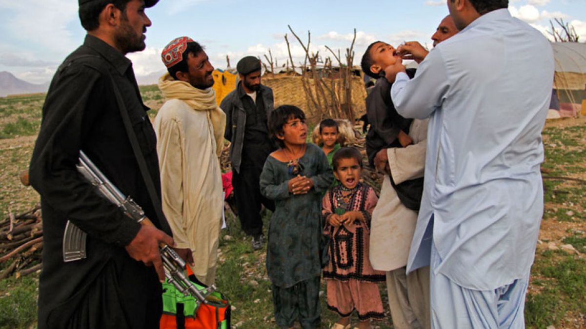 पाकिस्तान: पोलियो की दवा पिलाने गई टीम पर बंदूकधारियों ने दागी गोलियां, दो पुलिसकर्मियों की मौत